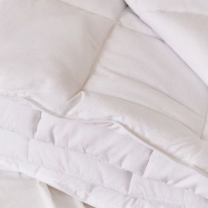 Heavy weight down alternative comforter UO